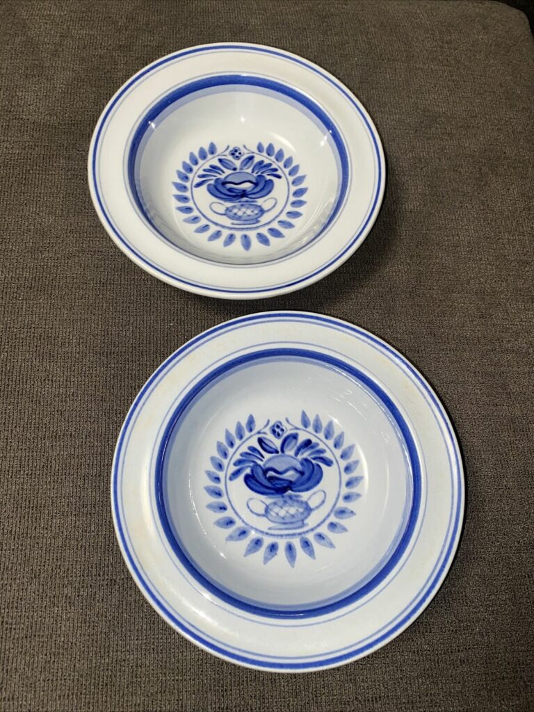 Read more about the article Set of 2 Arabia Finland Blue Rose Signed Rimmed Cereal Bowls 6.5″