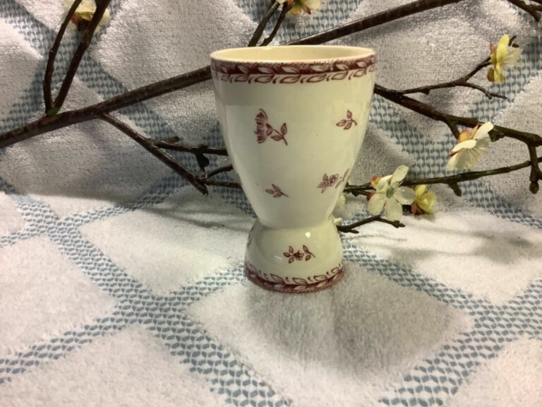 Read more about the article Vintage Arabia Finland Finn Flower Red Double Egg Cup Made in Finland