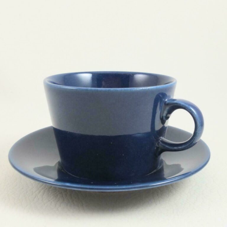 Read more about the article TEEMA DARK BLUE by ARABIA OF FINLAND Kaj Franck Cup and Saucer Set(s) VTG Iittala
