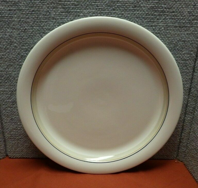 Read more about the article Arabia Finland Seita Arctica 13″ Chop Plate Round Platter