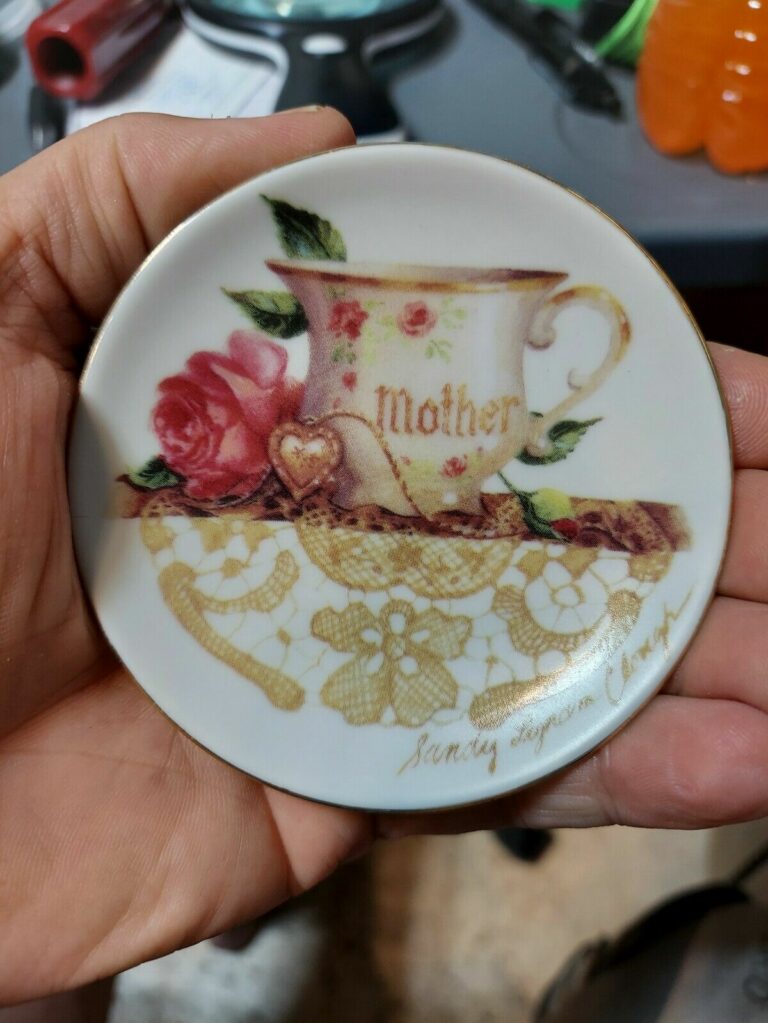 Read more about the article DECORATIVE MOTHER MINI PLATE W/GOLD TRIM AND HANGER ON BACK 3 5/8″