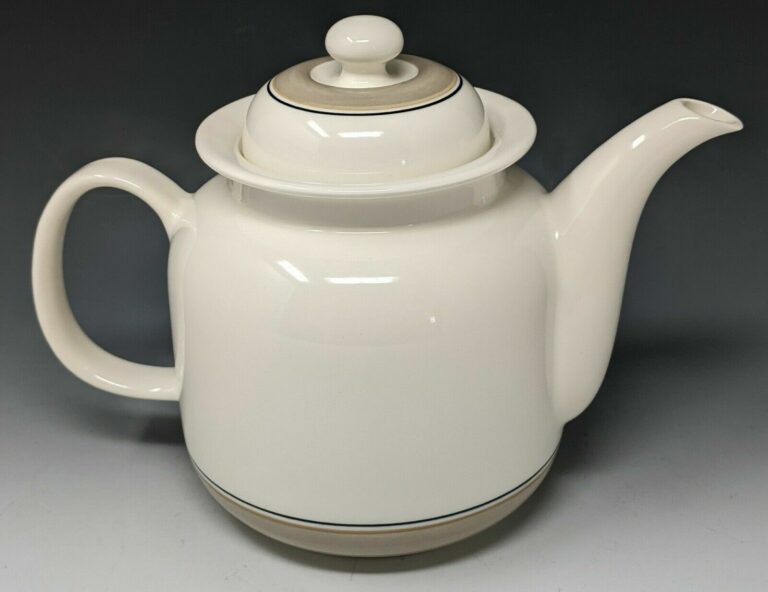 Read more about the article Elegant Vtg. SEITA ARCTICA Tea Teapot ARABIA  Finland  1979 Inkeri Leivo Design