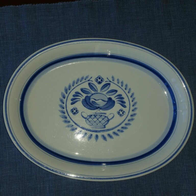 Read more about the article Arabia of Finland Blue Rose 12” Oval Serving Platter Hand Painted Scandinavia