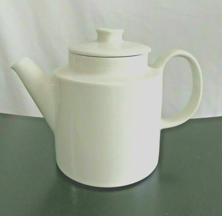 Read more about the article Arabia Finland Teema White Off-White Tea Pot Teapot Kaj Francks Design 5 cup EUC
