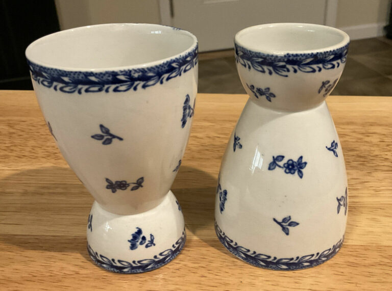 Read more about the article Vintage Set of 2 Arabia Finland Blue Finn Flower Egg Cups EUC