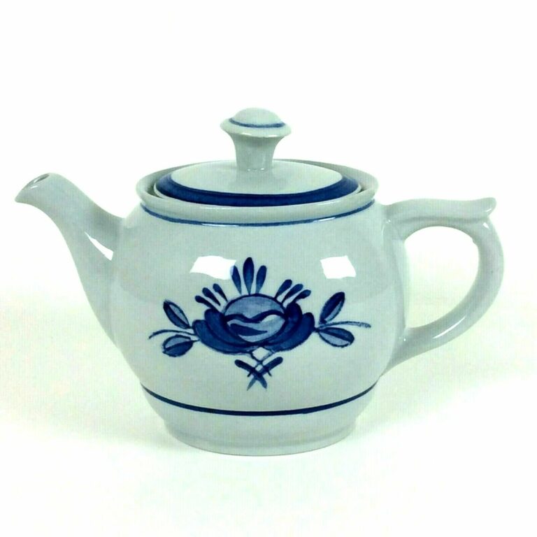 Read more about the article Vintage ARABIA of Finland Blue Rose Mini Teapot and Lid 2 Cup