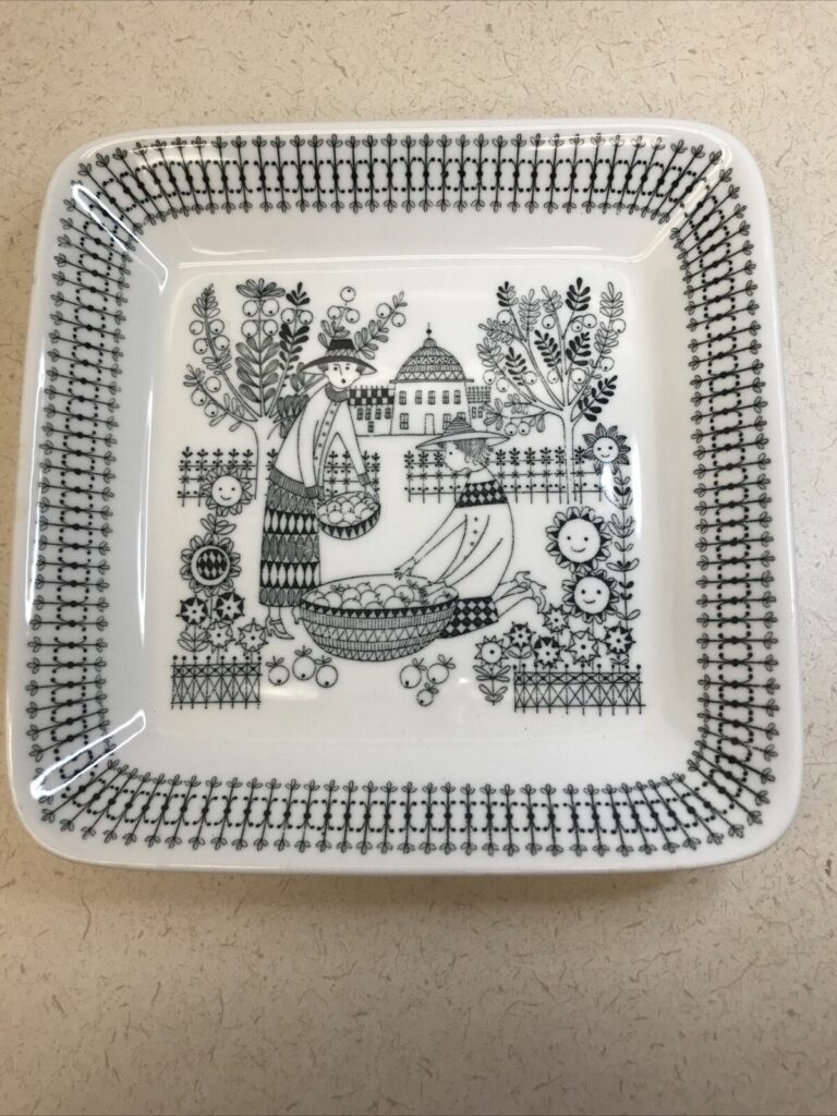 Read more about the article FINNISH MODERN ARABIA FINLAND EMILIA RAIJA UOSIKKINEN PORCELAIN Plate.   J