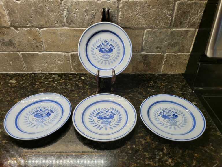 Read more about the article 4 Blue Rose Arabia Finland Bread and Butter Plates