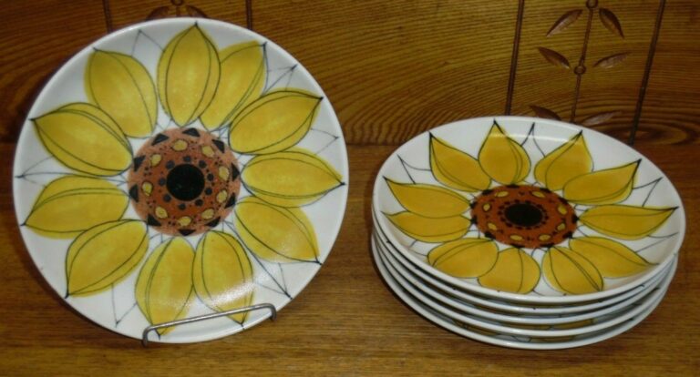 Read more about the article 6 Arabia Of Finland HLA/AK Pottery Salad Plates – Sun Rose – 7 3/4″