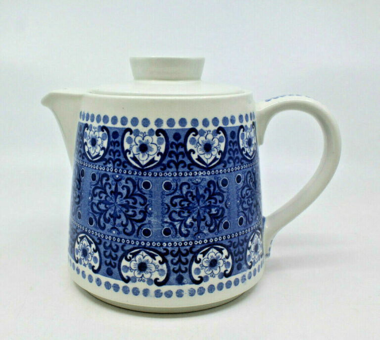 Read more about the article Arabia Finland Ali Blue White Coffee Tea Pot Lid Raija Uosikkinen AS-IS Vintage