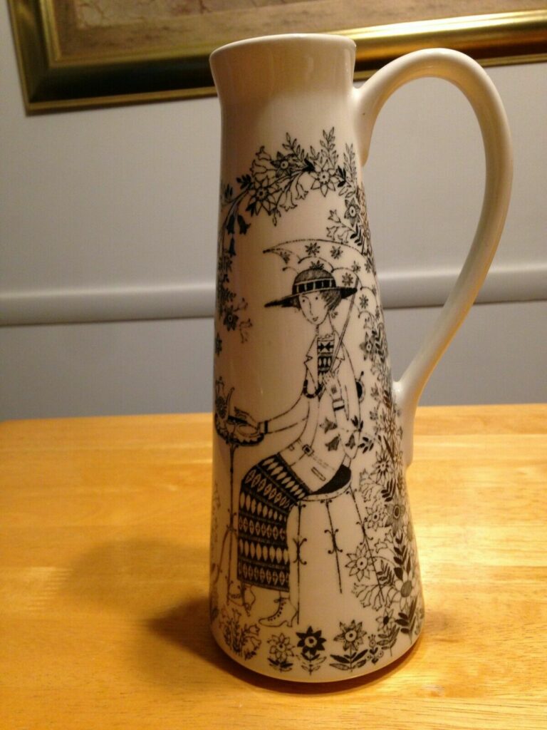 Read more about the article Vintage ARABIA Finland Ewer Pitcher Vase Jug In Emilia Pattern