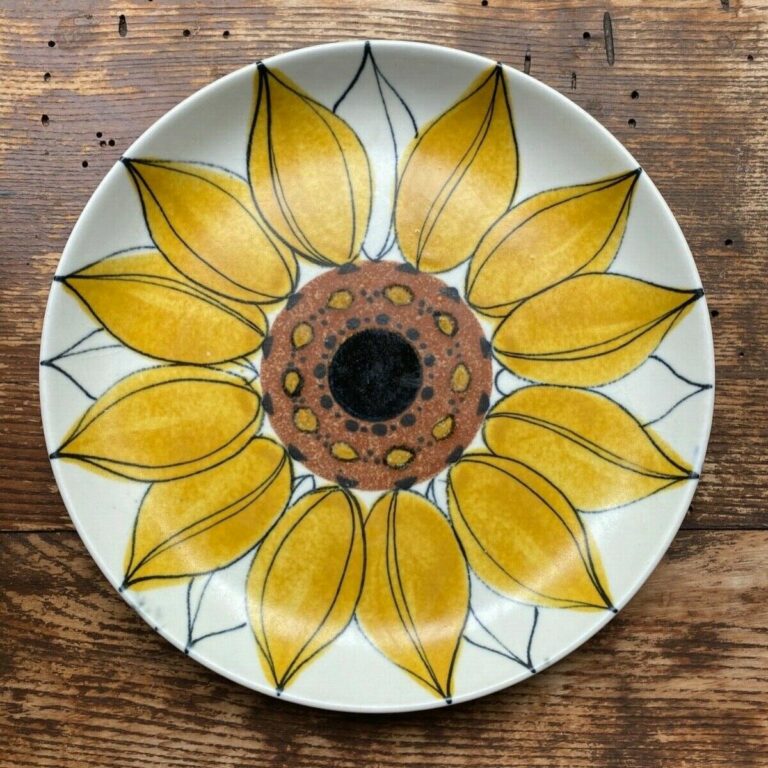 Read more about the article Arabia of Finland MidCentury Sun Rose SunFlower Dishes by HLA Hilkka Liisa Ahola