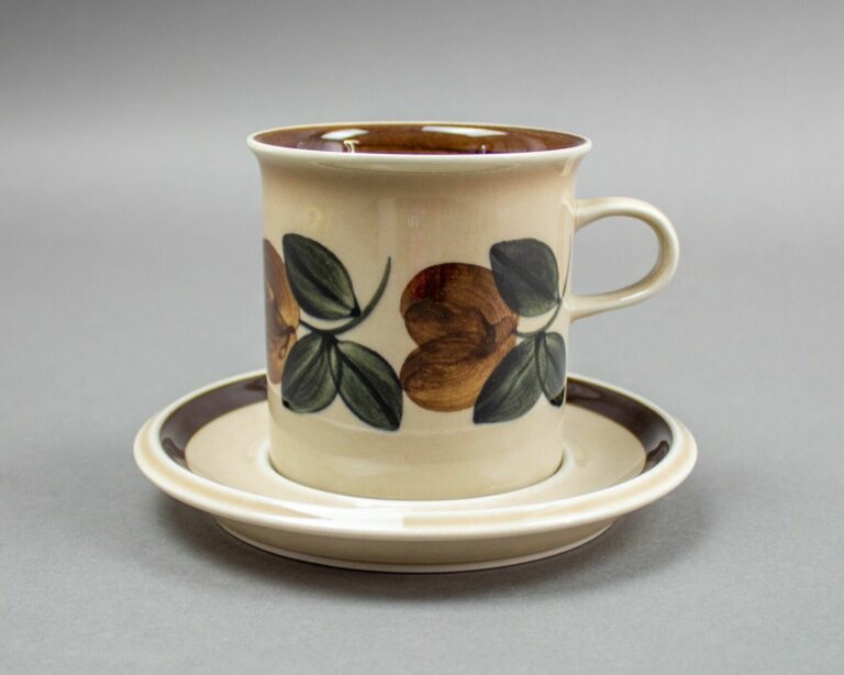 Read more about the article Arabia Finland Ruija Troubadour Coffee Tea Mug Cup and Saucer Vintage Mid Century