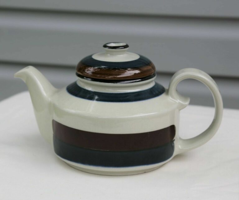 Read more about the article Vintage ARABIA Pottery Wartsila Finland “Kaira” Tea Pot Classic MCM Design EUC