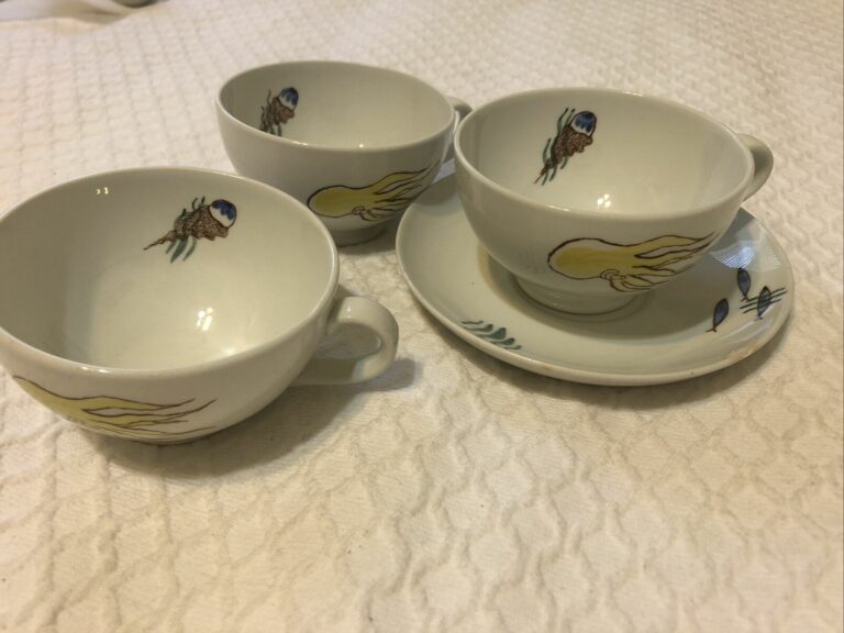 Read more about the article Vintage ARABIA Finland Aquarium footed cup and saucer 3 Cups 1 Saucer
