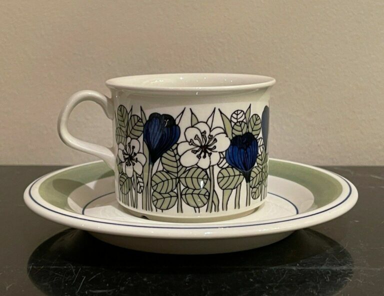 Read more about the article Vintage Arabia Pottery Finland Krokus Cup and Saucer