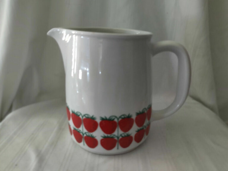 Read more about the article Arabia Finland red strawberry Pamona pitcher 6.25″ tall 1968