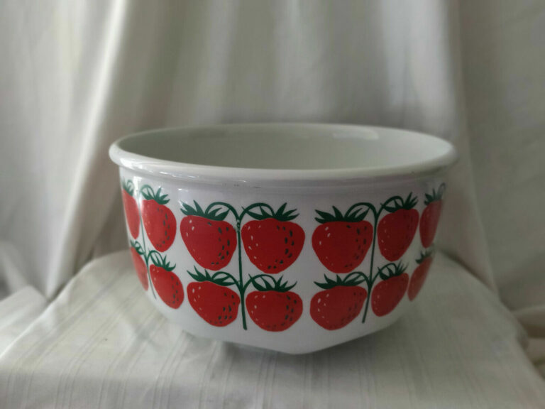 Read more about the article Arabia Finland red strawberry Pamona large mixing bowl 9.75″ across 1968