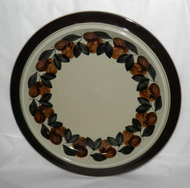 Read more about the article Vintage ARABIA of Finland RUIJA Troubadour 13″ CHOP PLATE Round Serving Platter