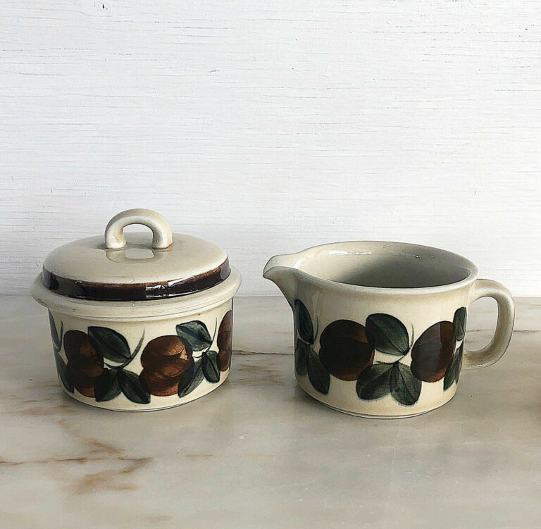 Read more about the article Vintage Arabia of Finland Ruija Troubadour Creamer and Sugar Bowl w/ Lid MCM 3 Pc