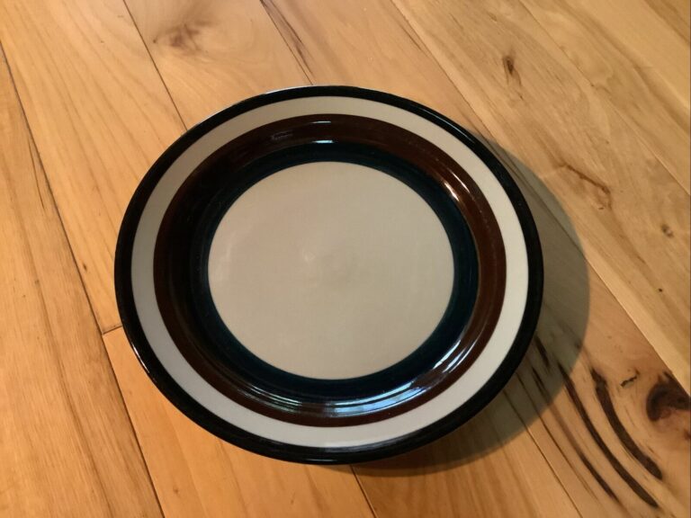 Read more about the article Arabia Vintage Pottery 26cm dia. 10.5” dinner plate kaira Finland