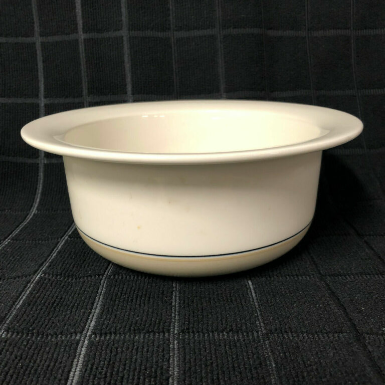 Read more about the article Arabia Finland “Seita Arctica” Serving Bowl  – 7 3/8″