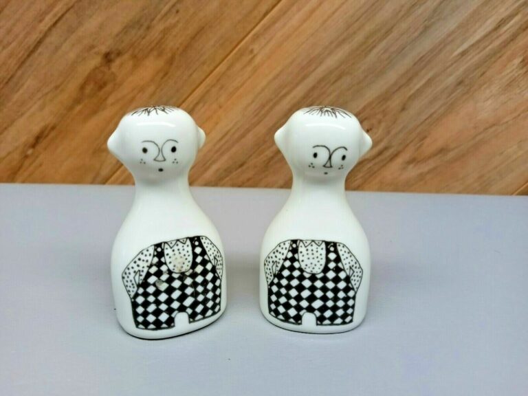 Read more about the article 2 Arabia Emilia Finland Salt Pepper Shakers 2-3/4″ tall