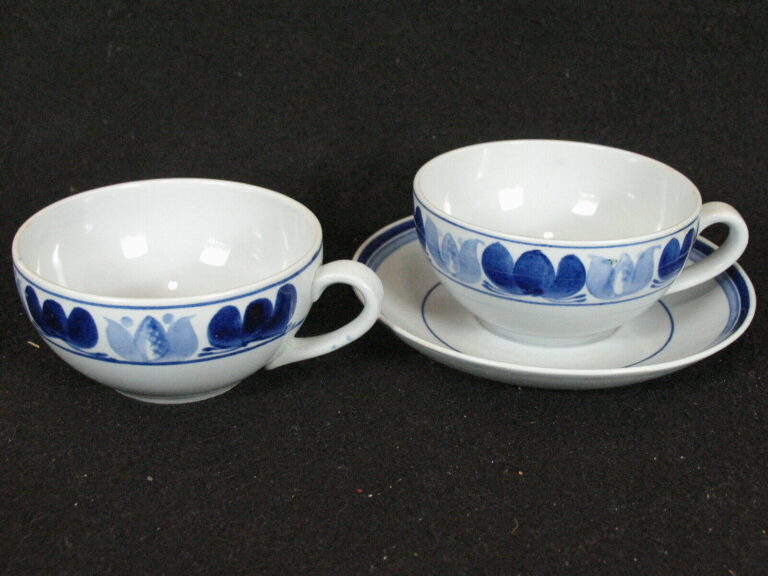 Read more about the article Vintage Arabia Of Finland “Blue Laurel” 2 Teacups and 1 Saucer