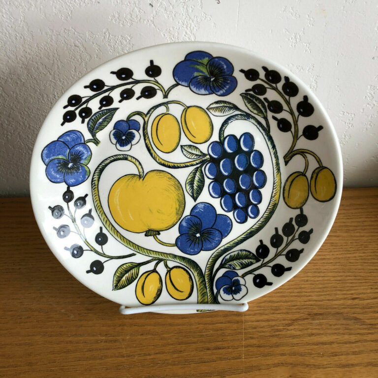 Read more about the article Arabia of Finland Paratiisi Blue Yelllow Flowers Fruit  Oval Salad Plate 8 3/8″