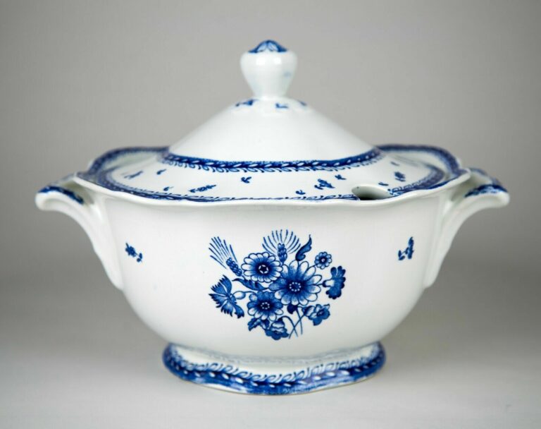 Read more about the article Arabia of Finland Finn Flower Blue Tureen and Lid Vintage Blue and White Dinnerware