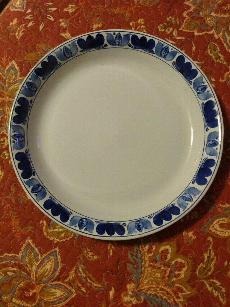 Read more about the article Vintage Arabia Of Finland “Blue Laurel” Platter  13 1/2″.