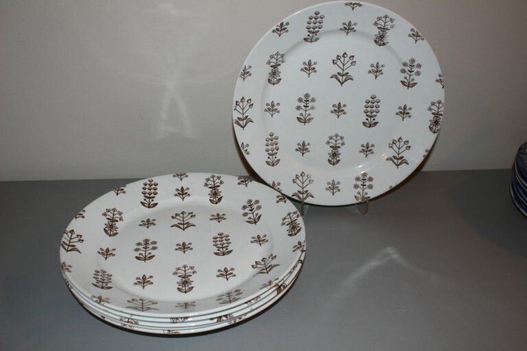 Read more about the article SET OF 7 RARE ARABIA FINLAND BROWN TAPESTRY 10.25″ DINNER PLATES