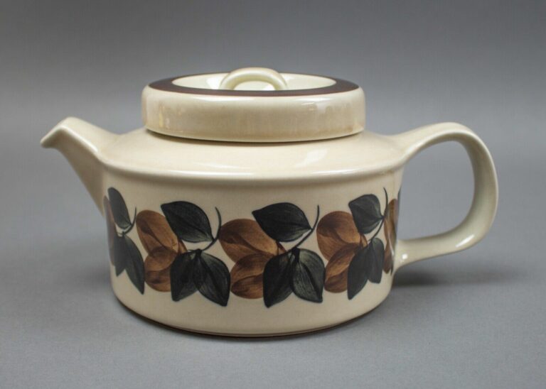 Read more about the article Arabia Finland Ruija Troubadour Teapot With Lid and Infuser 4 Cup