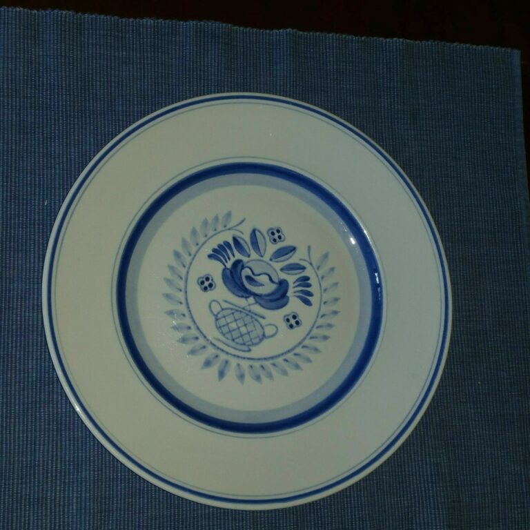 Read more about the article Blue Rose-by Arabia of Finland-Dinner Plate – 10 1/4″ Hand Painted (68/261 mark)