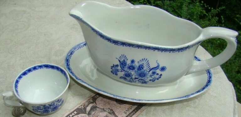 Read more about the article 2 Pcs.-  Arabia of Finland Blue and White Finn Flower GRAVY BOAT and DEMITASSE CUP