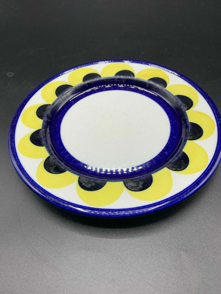Read more about the article MID CENTURY ARABIA FINLAND PAJU BLUE PLATE 7 3/4″