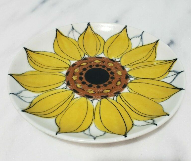 Read more about the article Arabia Finland Sun Rose / Sunflower 7 13/16″ Plate by Hilkka Liisa Ahola
