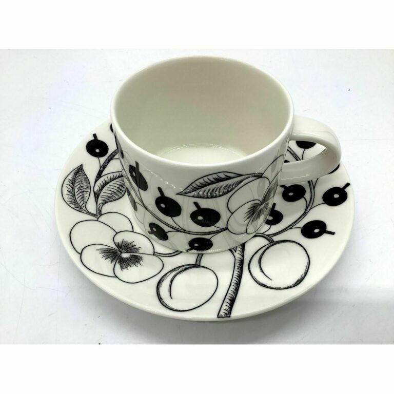 Read more about the article Iittala Black Paratiisi Tea Cup and Saucer Birger Kaipiainen Arabia Finland