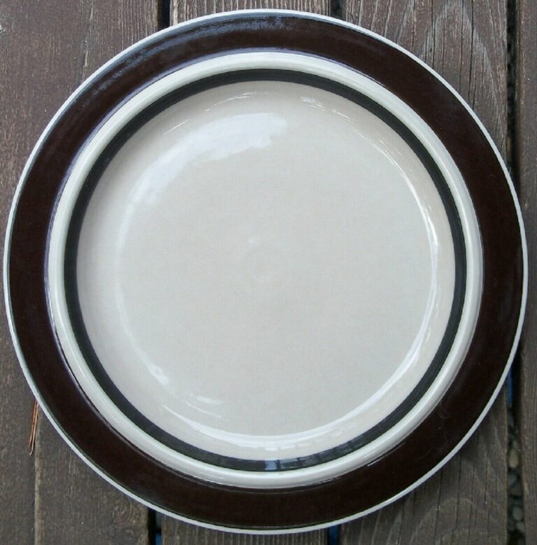 Read more about the article ARABIA   RUIJA TROUBADOUR DINNER PLATE 10 1/8  inches across   Finland PRISTINE