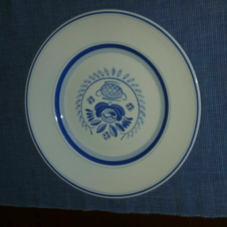 Read more about the article Arabia Finland Blue Rose Dinner Plate Hand-Painted 10.5 Inches (68/361 mark)