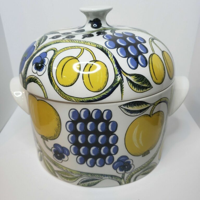 Read more about the article Vintage Paratiisi Arabia made in Finland 9-70 Tureen Porcelain Grapes Olives