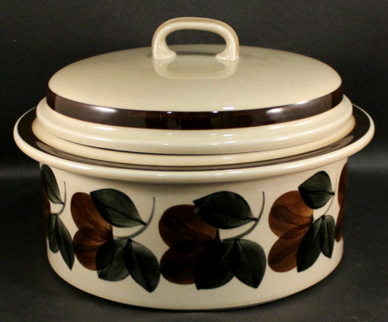 Read more about the article Arabia of Finland RUIJA / TROUBADOUR 9 1/8″ Casserole w/ Lid 4″ Tall EXCELLENT