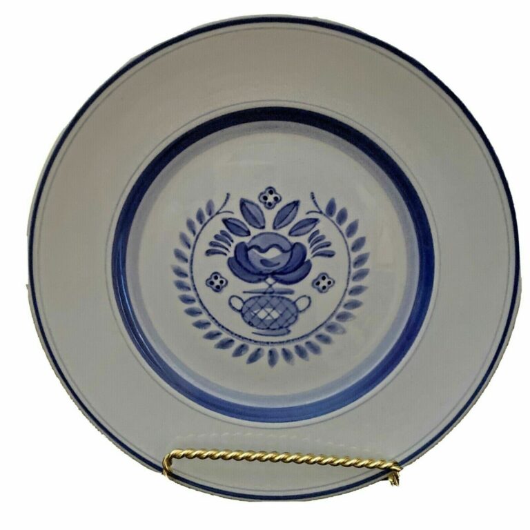 Read more about the article Vintage Arabia Finland Blue Rose Dinner Plate Hand-Painted 10.5 Inches