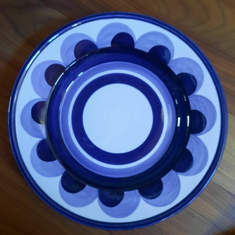 Read more about the article Arabia Finland Blue Paju Fruit/Platter Anja Jaatinen Winquist 14″