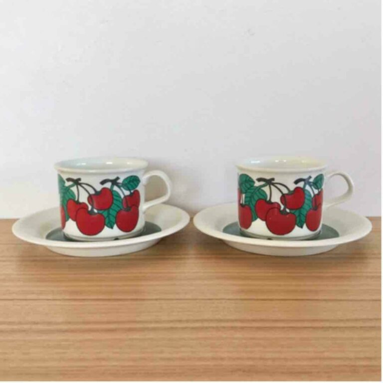 Read more about the article Set Of 2 Arabia Finland Kirsikka Cups and Saucers Coffee Tea 70s Cherry Vintage