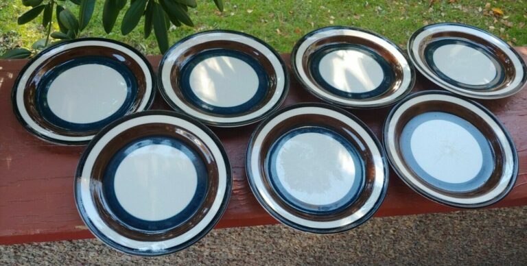 Read more about the article Set of 7 vtg. ARABIA FINLAND KAIRA 7 3/4”  bread salad plate BROWN and BLUE BANDS