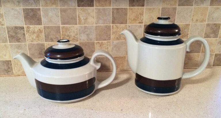 Read more about the article Vintage ARABIA Pottery! Wartsila Finland “Kaira” Coffee and Tea Pot