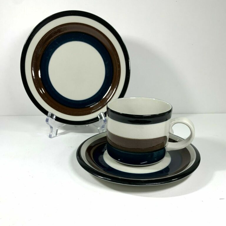 Read more about the article 3 Pieces Arabia Kaira Cup Saucer and Bread Plate Brown and Blue Bands MCM Finland