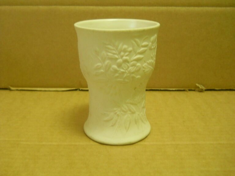 Read more about the article Ceramic vase SUVI Gunvor Olin Gronqvist ARABIA Finland