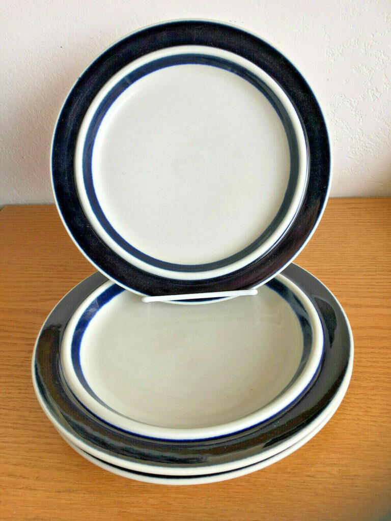 Read more about the article Anemone Blue by Arabia of Finland  Blue Bands and Flowers 3 Dinner Plates10 1/8″